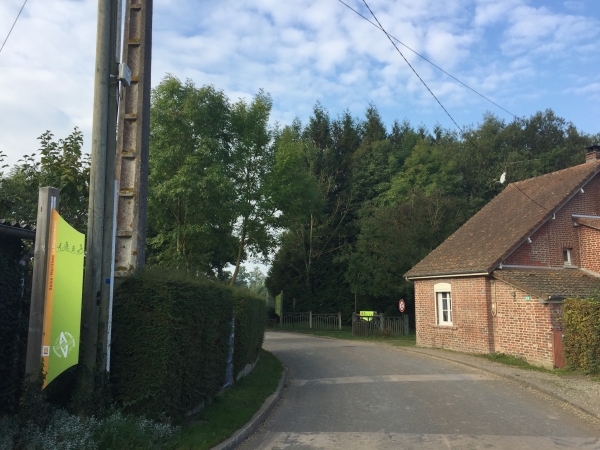 Nous rejoignons l'Avenue Verte. C'est la voie verte du Pays-de-Bray qui relie Forges-les-Eaux à Arques-la-Bataille. Elle s'intègre à la véloroute Paris-Londres.  L'Avenue Verte est construite sur l'ancienne voie ferrée Serqueux-Dieppe de la ligne de Saint-Denis à Dieppe, liaison la plus courte entre Paris et la mer.