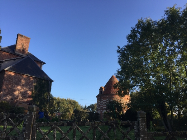 Nous partons de Sigy-en-Bray et suivons le vallon en direction du hameau de Béthencourt, dont nous voyons ici le colombier de la ferme.