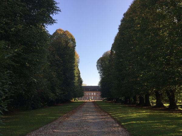 Au bout de l'allée de tilleuls, le château de Grosfy (Hugleville-en-Caux). Il composé d'un corps central du XVIIIe siècle et de deux ailes du XIXe. C'était à l'origine un pavillon de chasse, dans un parc de 5 ha.