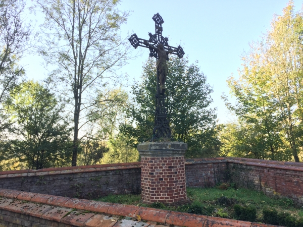 Gretot, le calvaire. Nous allons maintenant longer l'ancien château de la marquise de Belleville (château de Gretot), caché derrière ses murs, et revenir vers Butot.