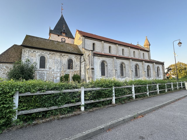Nous partons de l'église Saint-Hilaire (XIIe -> XXe) qui a conservé sa massive tour de clocher du XIIe siècle.