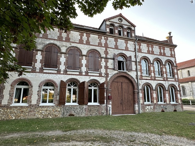 Nous contournons ce bâtiment. Est-ce une ancienne manufacture ? Un relais de poste ?&nbsp;