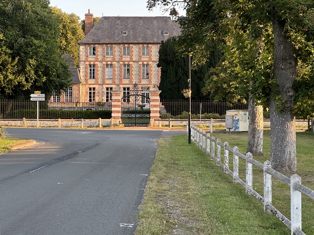 Nous marchons vers le château de Muids (XVIIe) et prendrons la rue à droite.