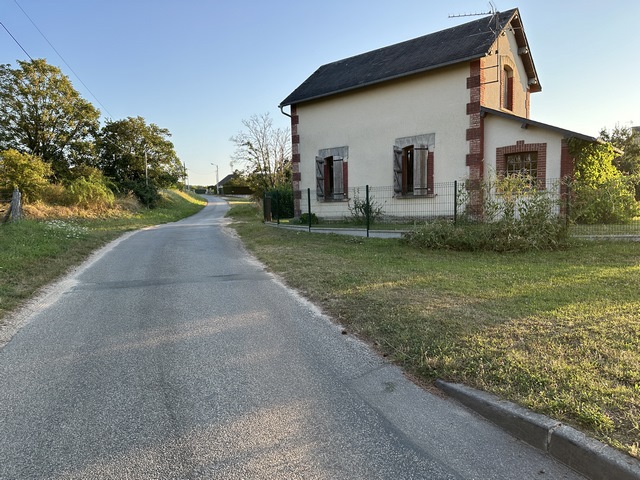 Nous passons cette ancienne maison de garde-barrière de la ligne de St-Pierre-du-Vauvray aux Andelys. La ligne a été abandonnée après la destruction de son viaduc de Seine pendant la seconde guerre mondiale.