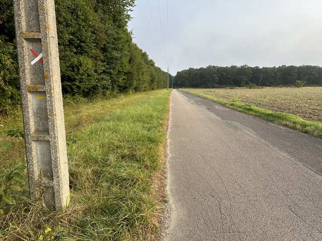 Nous quittons le GR2 en arrivant sur la rue de la Ferme Blanche.