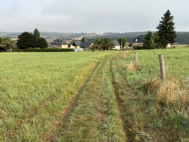 Nous avons traversé Fretteville, et marchons vers la Roquette (regard arrière).