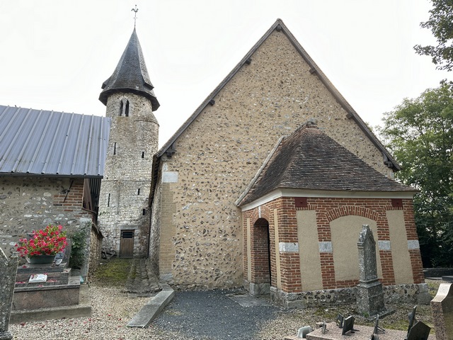 A la Roquette, nous faisons un aller-retour jusqu'à l'église Saint-Martin (XIIe XVIIe) qui a conservé sa tour à meurtrières.