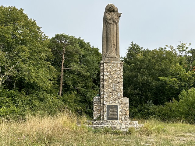 Nous quittons la Roquette en suivant le GR2, et faisons un aller-retour jusqu'à la statue monumentale de Notre-Dame de Bellegarde, construite en 1946 en remerciement de la protection du village de la Roque pendant la seconde guerre mondiale.