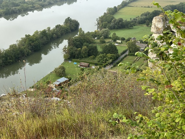 La statue de ND de Bellegarde est construite sur un éperon rocheux qui domine la vallée de la Seine au niveau de la boucle des Andelys.