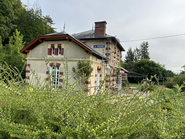 Nous suivons le GR2 à travers bois pour descendre dans la vallée. Nous passons près de l'ancienne gare de la Roque sur la ligne&nbsp;de St-Pierre-du-Vauvray aux Andelys.