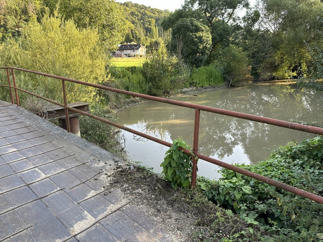Nous quittons le GR2 et traversons le Bras du Moulin pour rejoindre l'Île du Moulin.