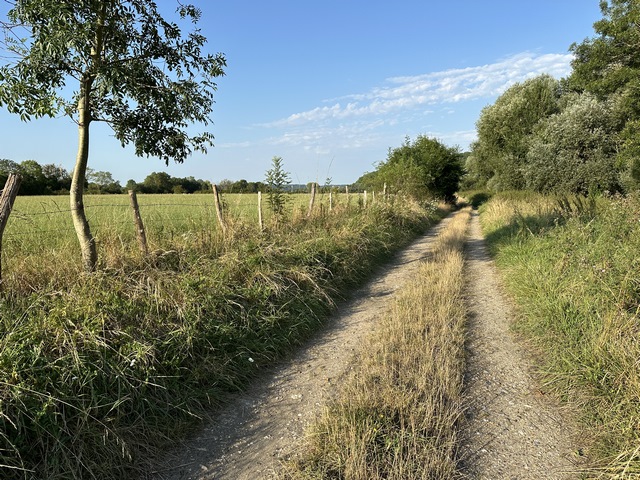 Le chemin longe le Bras du Moulin.