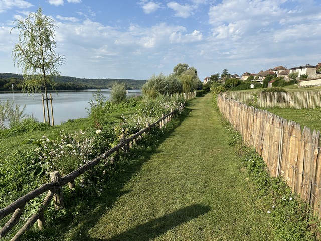 Après le moulin, nous restons sur le chemin de bord de Seine, en direction du bourg de Muids.