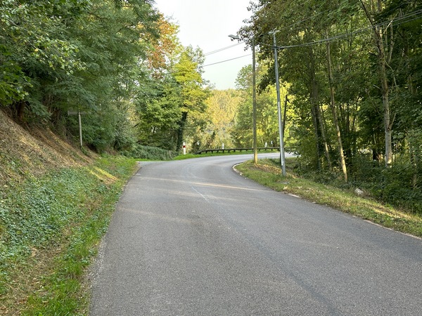 Prudence dans la descente de la D19, c'est une route fréquentée, sans accotement. Je vais la quitter en continuant en face dans l'impasse de la Plage.
