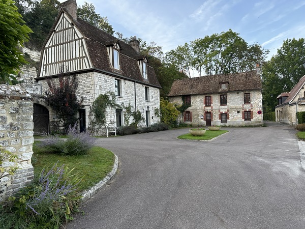 La Plage est un petit hameau en bord de Seine, parfaitement tranquille au bout de son impasse. Il regroupe plusieurs maisons traditionnelles restaurées avec soin.