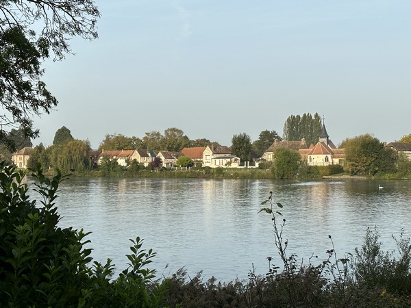 La Plage bénéficie d'une vue sur Seine, avec en face, Porte-Joie et son église Saint-Colombe.