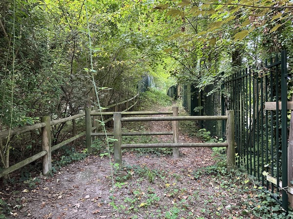 L'impasse se prolonge en chemin jusqu'à Andé.