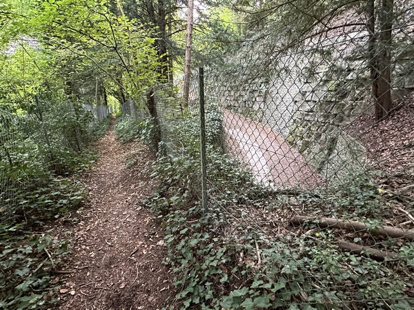 Ici, c'est carrément une voie carrossable qui passe sous le chemin.