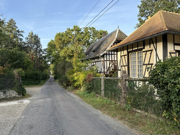 J'arrive à Andé. Le beau moulin d'Andé est caché par la végétation, mais la rue du Moulin est bordé de nombreuses maisons traditionnelles.