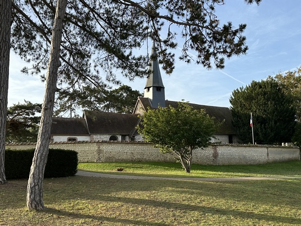 Je longe l'église Notre-Dame (XIIe -> XIXe).