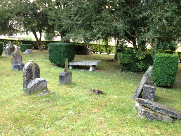 Le vieux cimetière a été conservé avec ses vieilles pierres tombales, et donne à l'ensemble un air de village anglais.
