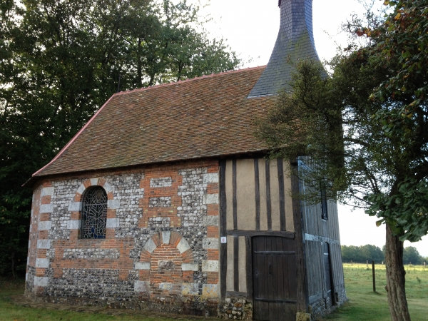 Notre circuit en forêt s'interrompt à l'Essart Mador. Nous longeons la petite chapelle Saint-Jean-Baptiste (XVIIe XVIIIe), construite par Jean de Nolleval sur ses terres de l'Essart-Mador. Sa façade est à colombage alors que le reste de l'édifice est un mélange de pierres et de briques.