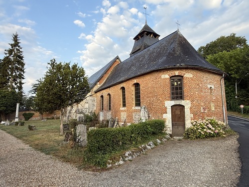 L'église Notre-Dame-du-Rosaire de Rosay-sur-Lieure est proche du château de Rosay et de la Lieure. Elle se trouve à l’écart du village que le châtelain, le sieur de Fremont, a fait reconstruire sur le plateau au début du XVIIIe siècle.