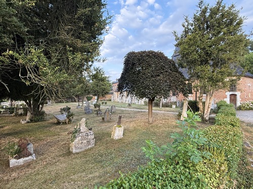 Le vieux cimetière avec ses tombes du XIXe siècle donne un air de village anglais.