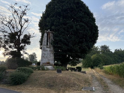 Nous traversons la D321 et passons à gauche de ce monumental calvaire et de son érable sycomore.