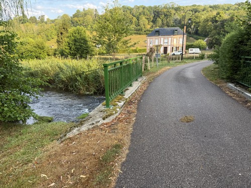 Nous traversons à nouveau la D321 pour retrouver la Lieure et suivre la Côte du Château.