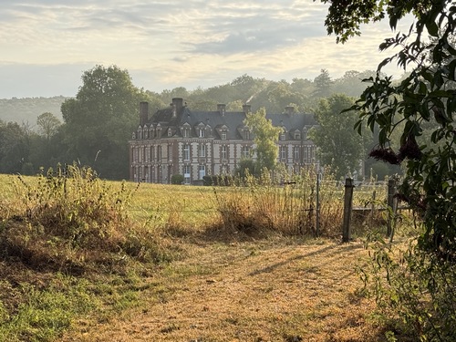 Le château de Rosay (XVIIe, style Louis XIII) est désormais un centre de congrès. On dit que la Révolution épargna le château en raison de la qualité de louvetier du marquis de Rosay.