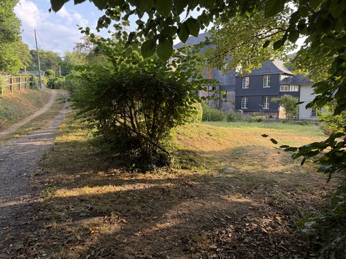 Nous prenons le Chemin de la Filature. Près de 80 ouvriers y travaillaient au XIXe siècle, le chemin est désormais beaucoup moins fréquenté, et l'ancienne filature (Moulin du Roule) est désormais une maison d'habitation.