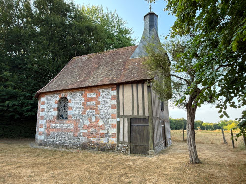 Nous voilà à l'Essart Mador. Nous longeons la petite chapelle Saint-Jean-Baptiste (XVIIe XVIIIe), construite par Jean de Nolleval sur ses terres de l'Essart-Mador. Sa façade est à colombage alors que le reste de l'édifice est un mélange de pierres et de briques. Une table de pique-nique se trouve près de la chapelle, idéale pour une pause à mi-chemin.