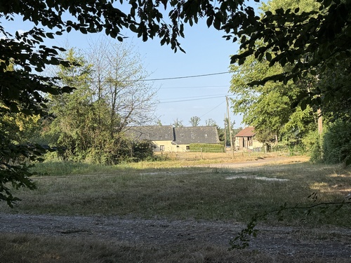 Ferme de la Villenaise, nous prenons à gauche.