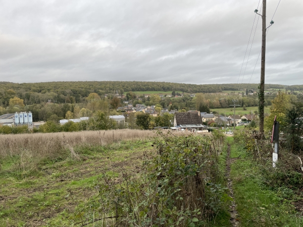 Je monte sur la colline des Camps Dolents (champs pénibles), avec ici un regard arrière sur la vallée de l'Andelle.