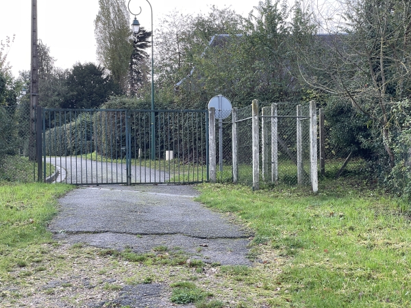 J'arrive au hameau de Bonnemare. La sortie des chemins se fait par l'étroit labyrinthe que l'on voit à côté du portail.