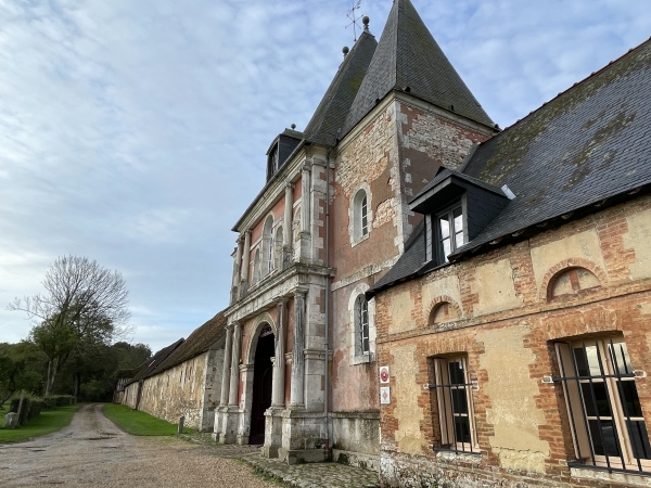J'arrive devant l'impressionnant châtelet d'entrée du château de Bonnemare, composé d'une arche flanquée de deux tourelles.