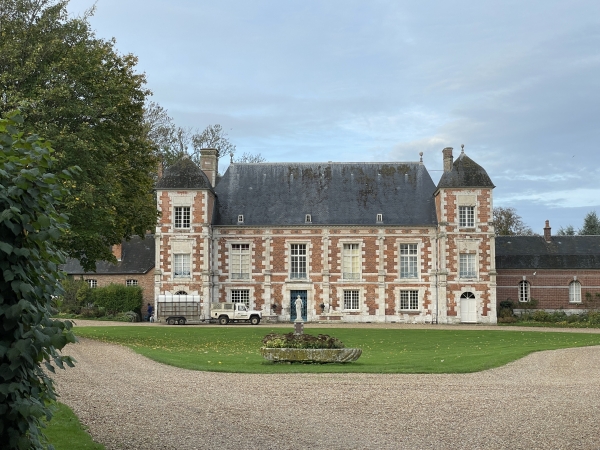 Depuis le châtelet d'entrée, on peut voir le château lui-même (XVIe), en brique et pierre, avec ses tourelles latérales et leurs toitures à la manière Philibert Delorme. Raoul de Bonnemare est le malheureux héros d'un lai de Marie de France (XIIe), qui a donné naissance à la légende des deux amants.