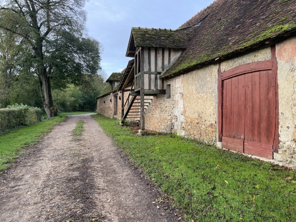 Je longe les communs du château, en direction du bois de Bonnemare.