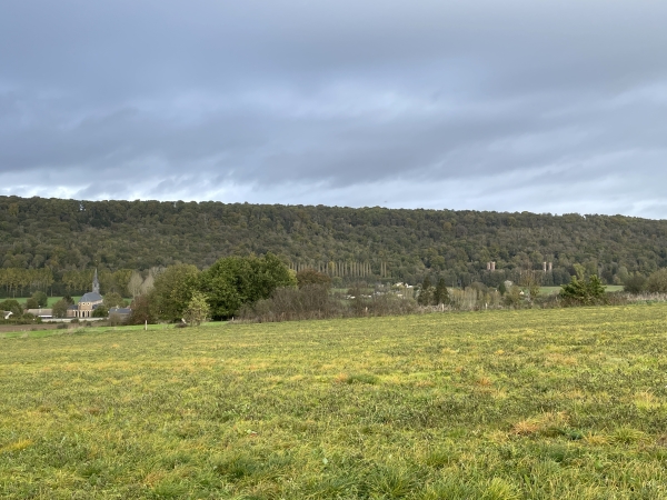 La route du Bois du Chapitre domine la vallée de l'Andelle. Je peux déjà distinguer l'église de l'Assomption de Douville-sur-Andelle à gauche, et les tours de la filature Levavasseur à droite.
