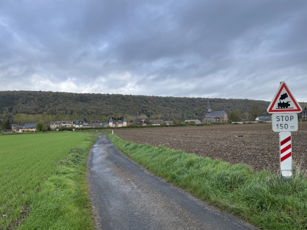 J'entre dans Douville-sur-Andelle par la rue du Cimetière.