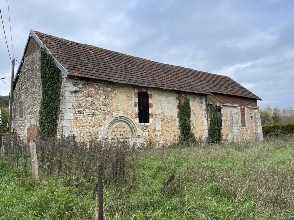 Je passe devant l'ancienne église Notre-Dame, incendiée en 1894, désormais utilisée comme grange.