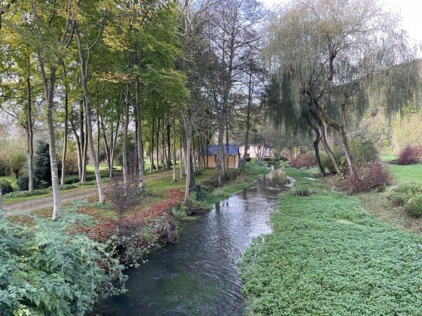 Je traverse un bief de l'Andelle qui coule vers un ancien moulin.