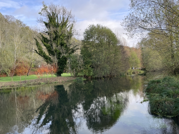 Voilà le cours principal de l'Andelle, qui longe l'abbaye de Fontaine-Guérard.