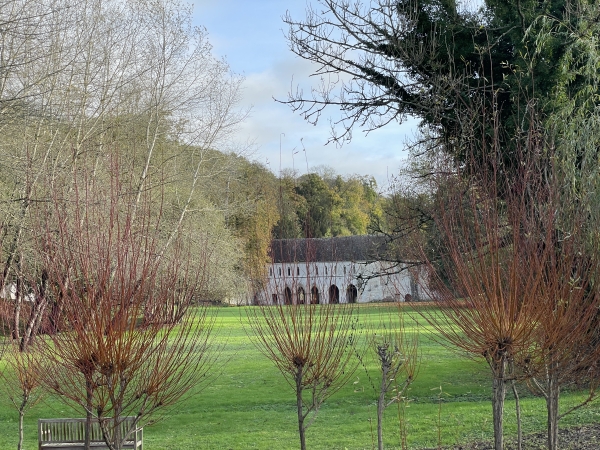 On peut voir des vestiges de l'ancienne abbaye Notre-Dame de Fontaine-Guérard (XIIIe). C'était une abbaye cistercienne qui a accueilli des religieuses jusqu'à la Révolution.