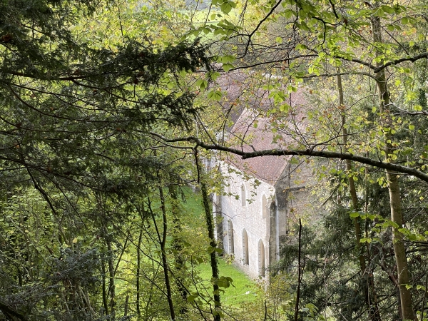 Je suis maintenant la route de Fontaine-Guérard, qui domine ici l'abbaye Notre-Dame.