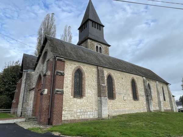 Je longe l'église Saint-Germain de Radepont (XIIe -> XIXe) avant de descendre vers le bourg.