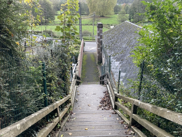 Un escalier relie l'église et la rue de Fumechon.