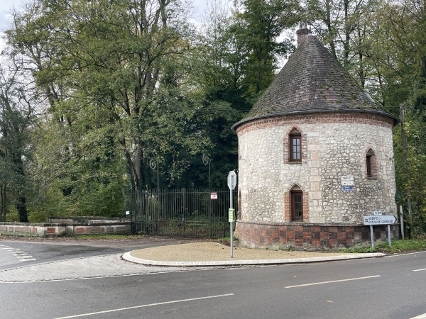Je passe devant l'entrée du château de Radepont.