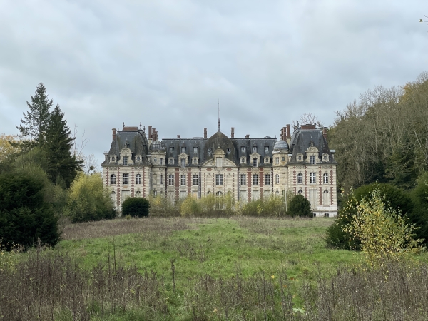 Le château de Radepont a été reconstruit dans un style néo Louis XIII au début du XXe siècle. Il a longtemps appartenu à l'Armée du Salut, et est désormais un château privé laissé à l'abandon. Sur la photo de l'album, en grand format, on peut voir des fenêtres cassées.